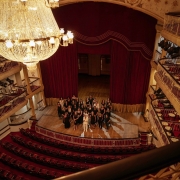 As mulheres da Sedac foram fotografadas no Theatro São Pedro, instituição vinculada à Secretaria.