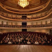 As mulheres da Sedac foram fotografadas no Theatro São Pedro, instituição vinculada à Secretaria.