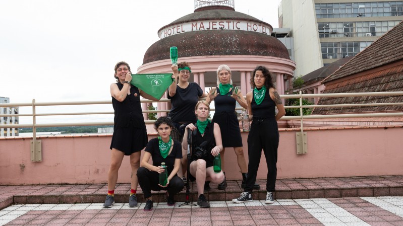 Na quinta-feira (21/3), a Casa de Cultura Mario Quintana (CCMQ) recebeu a ação artística Verter, do coletivo formado por Andressa Cantergiani, Anna Ortega, Cristina T. Barros, Érica Saraiva, Manoela Cavalinho e Raquel Brust.

A ação aconteceur das 15h às 19h em diversos espaços do centro cultural. O coletivo convidou o público a visitar a CCMQ e descobrir a maré verde. (Foto: Leo Caobelli)