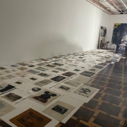Obras e documentos expostos no chão de uma das salas do Margs.