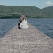 “A primeira morte de Joana” tem como protagonista uma adolescente, envolvida com os dilemas e questionamentos da idade