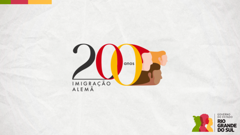 Card em fundo cinza, no qual há no centro a logomarca do Bicentenário da Imigração Alemã, com os dizeres 200 anos Imigração Alemão. No canto inferior direito está a logomarca utilizada pela gestão 2023-2026 do governo do Rio Grande do Sul.