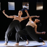 A imagem mostra duas bailarinas dançando no espetáculo Persona