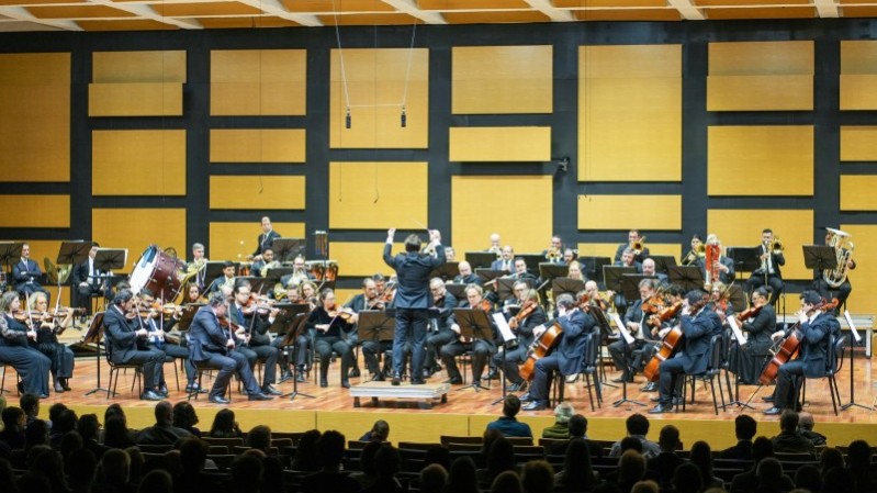 Imagem mostra músicos da Orquestra da Ospa em apresentação no palco da Sala Sinfônica.