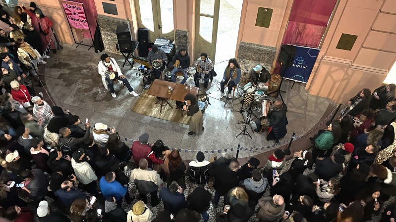 Imagem aérea de Thiago Ribeiro & Amigos durante show na Travessa dos Cataventos, na Casa de Cultura Mario Quintana (CCMQ). 