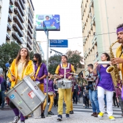 Imagem do cortejo de abertura do Dia do Patrimônio 2023. mostra artistas com instrumentos musicais em rua de Porto Alegre.