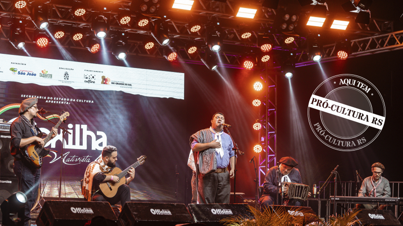 Um grupo de música nativista se apresenta no palco da Coxilha Nativista