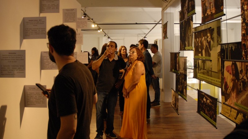 Visitantes contemplando as obras do Museu de Comunicação Hipólito José da Costa