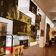 Exposição ''TVE 50 anos'', com registros fotográficos suspensos ao teto.