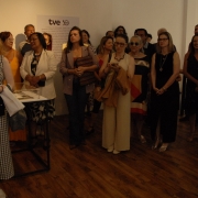 Um conjunto de pessoas agrupadas na exposição ''TVE 50 anos'' 