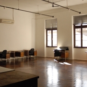 Sala de pesquisa com mesas e cadeiras vazias com feixes de sol