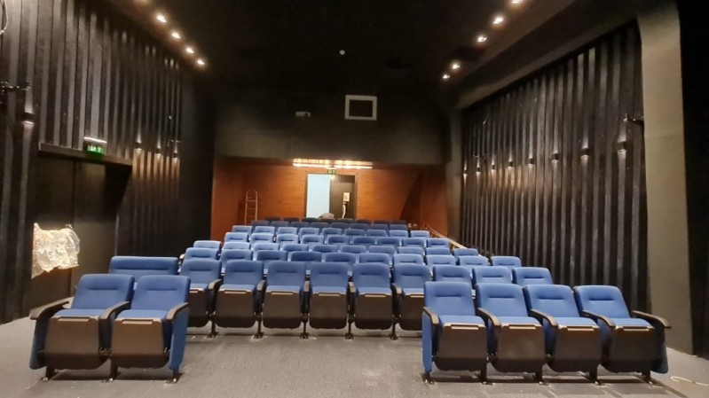 Sala Eduardo Hirtz da Cinemateca Paulo Amorim vazia, com diversas poltronas azuis vazias.