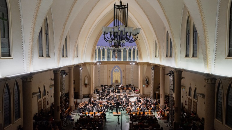 A Ospa apresenta-se em uma igreja