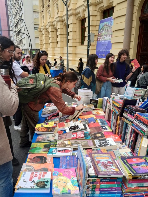 A imagem mostra o público em uma das bancas de livros em edição passada do evento BPE + Cultura