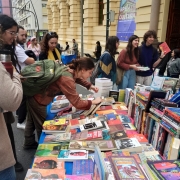 A imagem mostra o público em uma das bancas de livros em edição passada do evento BPE + Cultura