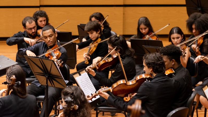 Músicos tocam seus instrumentos em uma apresentação da Ospa Jovem