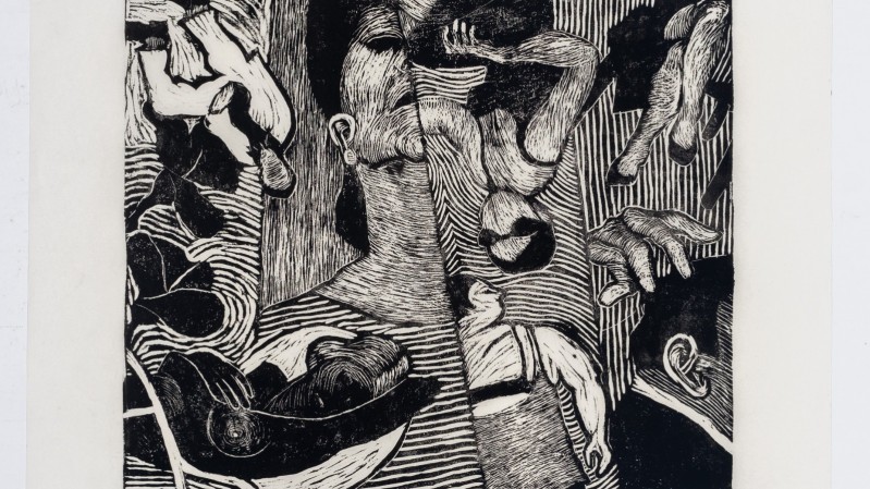 Obra de xilogravura, com fundo preto e branco, com a figura de uma mulher ao centro, com recortes de pessoas aos redores da obra. 
