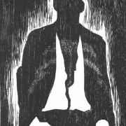 Obra de xilogravura, com fundo preto, ao centro a silhueta de um homem de terno, com as mãos e camiseta em partes brancas. Ao redor da obra riscos em branco.