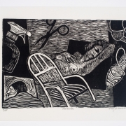 Obra de xilogravura, com fundo preto, ao centro uma mulher deitada, em riscos de preto e branco, deitada em uma travesseiro em preto. Ao redor, uma cadeira, tesoura, sapatilha e borrifador também em riscos preto e branco. Ao canto esquerdo na lateral, um homem de costas com o rosto para o lado em riscos de preto e branco.