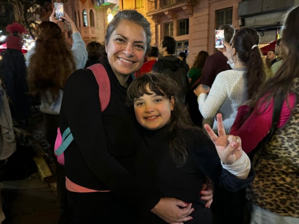 A professora Maximira André, acompanhada da filha, Júlia, acompanharam o cortejo pelas ruas do centro histórico