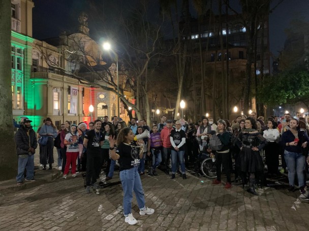 A cada parada do cortejo, guias de turismo deram informações sobre os edifícios visitados