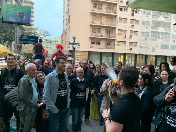 Secretária da Cultura Beatriz Araujo e adjunto Benhur Bortolotto acompanharam a ação