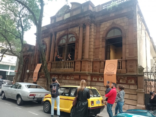 apresentação de violinos nas sacadas do casarão do Museu de História Julio de Castilhos (MHJC)