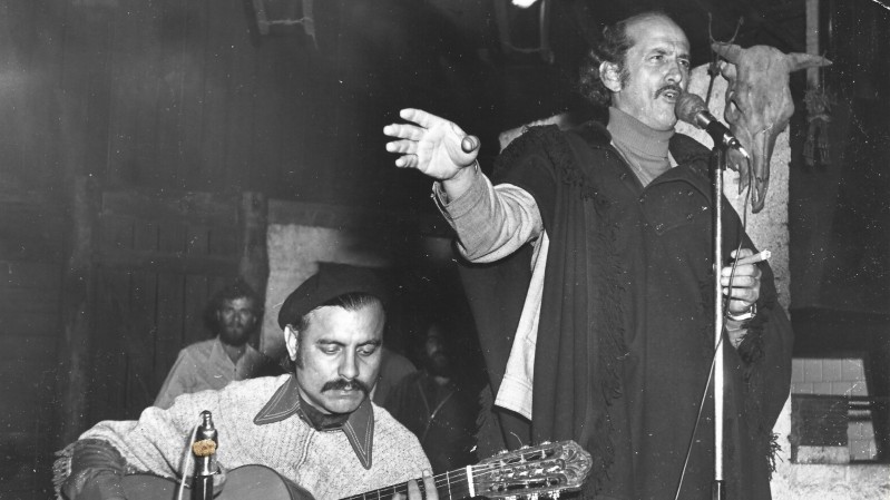 Arquivo pessoal de de Jayme Caetano Brum, um homem branco, de cabelos castanhos, bigode, cantando em um CTG.