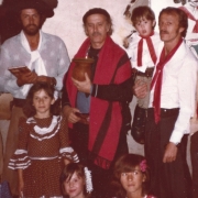 Na imagem há um grupo de 14 pessoas, incluindo Jayme Caetano Braun. Todos estão vestindo roupas características da cultura gaúcha.
