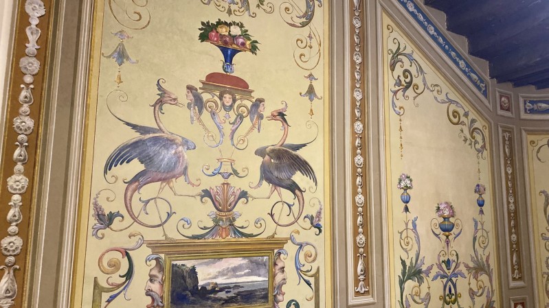 Imagem das pinturas murais no hall da BPE