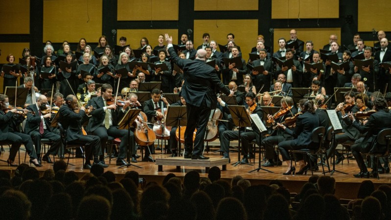 Na imagem, o coro sob regência de Manfredo Schmiedt, na Orquestra Sinfônica de Porto Alegre.