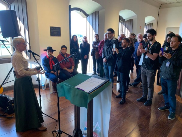 Secretária Beatriz discursa e a plateia assiste, no evento, que ocorreu no interior da sede do Parque