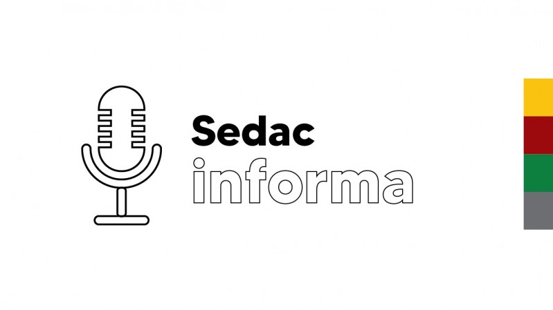 Sobre fundo branco, há o texto "Sedac informa" e, ao lado, o desenho de um microfone