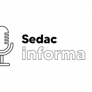 Sobre fundo branco, há o texto "Sedac informa" e, ao lado, o desenho de um microfone