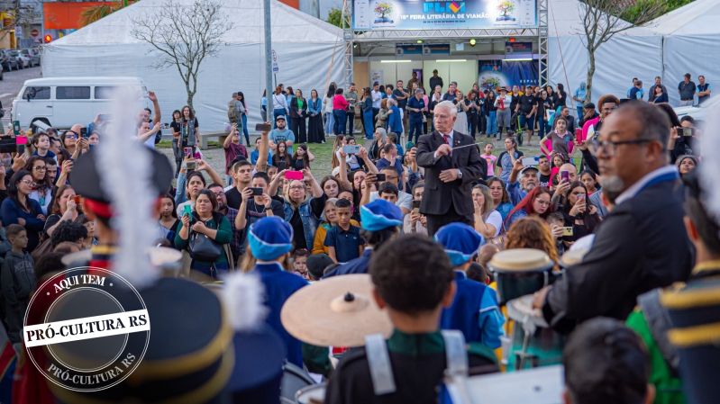 Uma banda se apresenta e o público assiste, na Feira Literária de Viamão