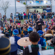 Uma banda se apresenta e o público assiste, na Feira Literária de Viamão