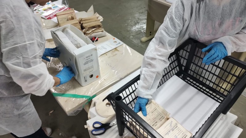 Duas funcionárias trabalham no processo de descongelamento e desinfecção dos materiais