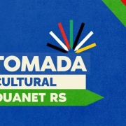 Imagem com fundo azul escuro. No canto superior direito aparecem três listras diagonais nas cores da bandeira do Rio Grande do Sul, verde, vermelho e amarelo. Alinhado à esquerda, a chamada Retomada Cultural Rouanet RS.