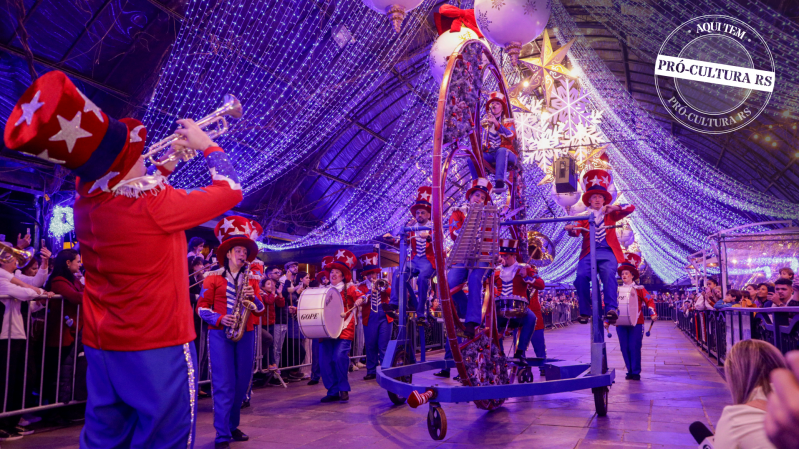 Apresentação natalina na noite de abertura do Natal Luz