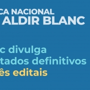 Imagem com fundo azul, possui uma faixa na lateral direita que destaca a sigla "PNAB". No topo da imagem, aparece o texto em letras brancas: "Política Nacional Aldir Blanc". Abaixo, alinhado à esquerda, aparece a chamada em letras azuis: "Sedac divulga resultados defibnitivos de três editais", em que "três editais" está destacado em amarelo. 