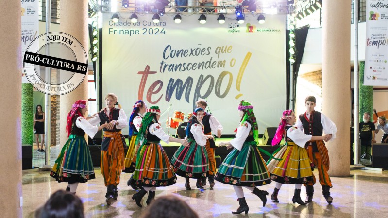 Um grupo de dança se apresente na Cidade da Cultura, na Frinape