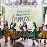 Um grupo de dança se apresente na Cidade da Cultura, na Frinape