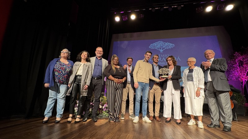 No palco da premiação, dez pessoas (os agraciados com o Troféu Jacarandá)