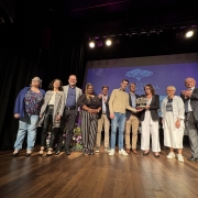 No palco da premiação, dez pessoas (os agraciados com o Troféu Jacarandá)