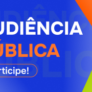 Sobre fundo azul, laranja e verde, há o título "Audiência pública" em letras maiúsculas, e abaixo a palavra "Participe!", com inicial maiúscula e demais letras minúsculas. Essa palavra está dentro de um retângulo com contorno laranja