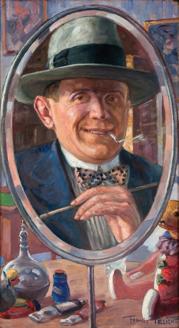 Pintura intitulada "Auto-retrato", de Francis Pelichek. No centro da obra, observa-se um espelho oval que reflete o artista sorrindo, vestido com um terno azul, camisa branca e uma gravata borboleta estampada. Ele usa um chapéu cinza com uma faixa preta e segura um pincel enquanto fuma um cigarro. Ao redor do espelho, que ocupa grande parte da composição, há objetos variados dispostos sobre uma mesa: um vaso de vidro, potes, pincéis e brinquedos, incluindo um ursinho de pelúcia e peças decorativas. O fundo da pintura mostra quadros desfocados pendurados na parede.