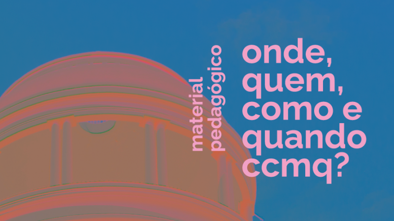 O card apresenta um fundo de céu azul claro com uma estrutura arquitetônica arredondada ao centro inferior, exibindo colunas verticais e detalhes curvos. A construção aparece em tons estilizados de rosa e laranja, criando um contraste artístico com o azul do fundo. No lado esquerdo, em texto vertical rosa, está escrito "material pedagógico". No lado direito, também em rosa e em letras grandes, lê-se: "onde, quem, como e quando ccmq?". O design utiliza cores chamativas e um estilo moderno para destacar o tema da imagem.