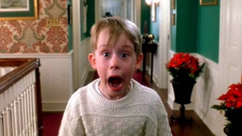 Imagem do filme Esqueceram de Mim. O personagem de Macaulay Culkin está com a boca aberta, gritando e olhando para a câmera, no corredor de sua casa