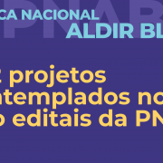 Imagem com fundo azul roxo escuro contendo texto em destaque: no topo, em letras maiúsculas e cores diferentes, está escrito: "POLÍTICA NACIONAL ALDIR BLANC". As palavras "POLÍTICA NACIONAL" estão em azul claro, e "ALDIR BLANC" está em azul-celeste, com fundo em um tom mais escuro do mesmo azul. Centralizado no meio da imagem, em letras amarelas grandes, está escrito: "422 projetos contemplados nos oito editais da PNAB". Há elementos decorativos geométricos nos cantos inferior esquerdo e superior direito, que consistem em formas sobrepostas em azul, verde e bege. A imagem destaca, de forma direta e visualmente limpa, a informação sobre a quantidade de projetos aprovados nos editais da Política Nacional Aldir Blanc.