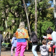 Na Praça da Alfândega, crianças e adultos participam de uma atividade educativa